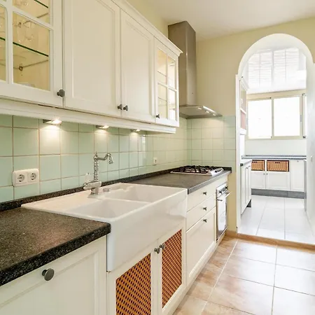 Villa Cln- Spacious 6 Bedroom Next To *