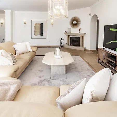 Cln- Spacious 6 Bedroom Next To