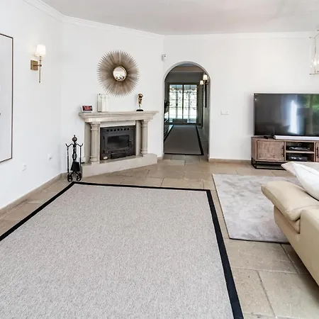 Villa Cln- Spacious 6 Bedroom Next To *
