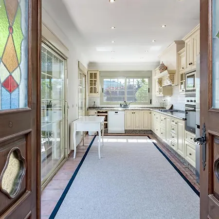 Cln- Spacious 6 Bedroom Next To