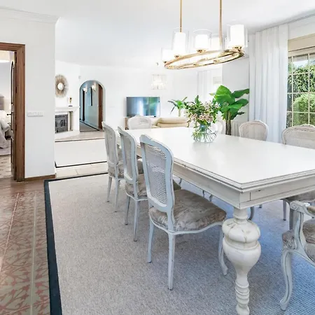 Villa Cln- Spacious 6 Bedroom Next To